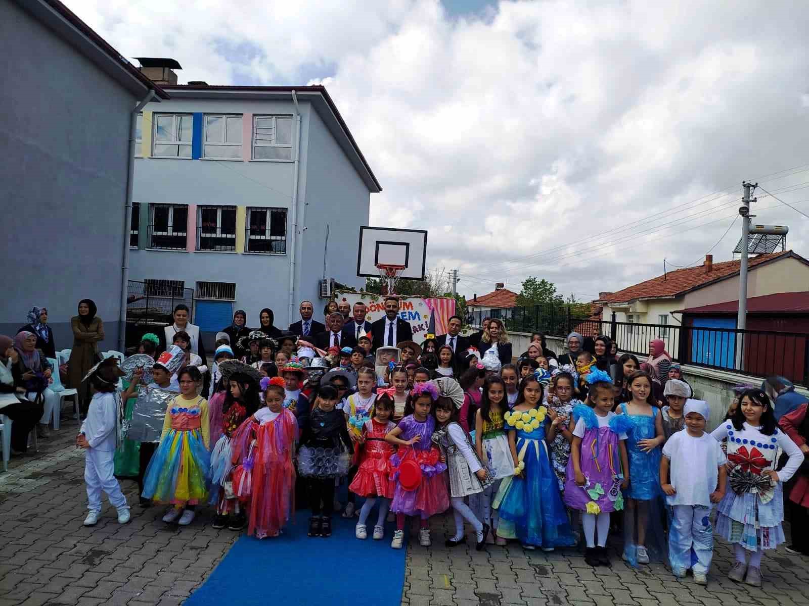 ALTINTAŞ’TA "GERİ DÖNÜŞÜM MUHTEŞEM OLACAK" İSİMLİ DEFİLE