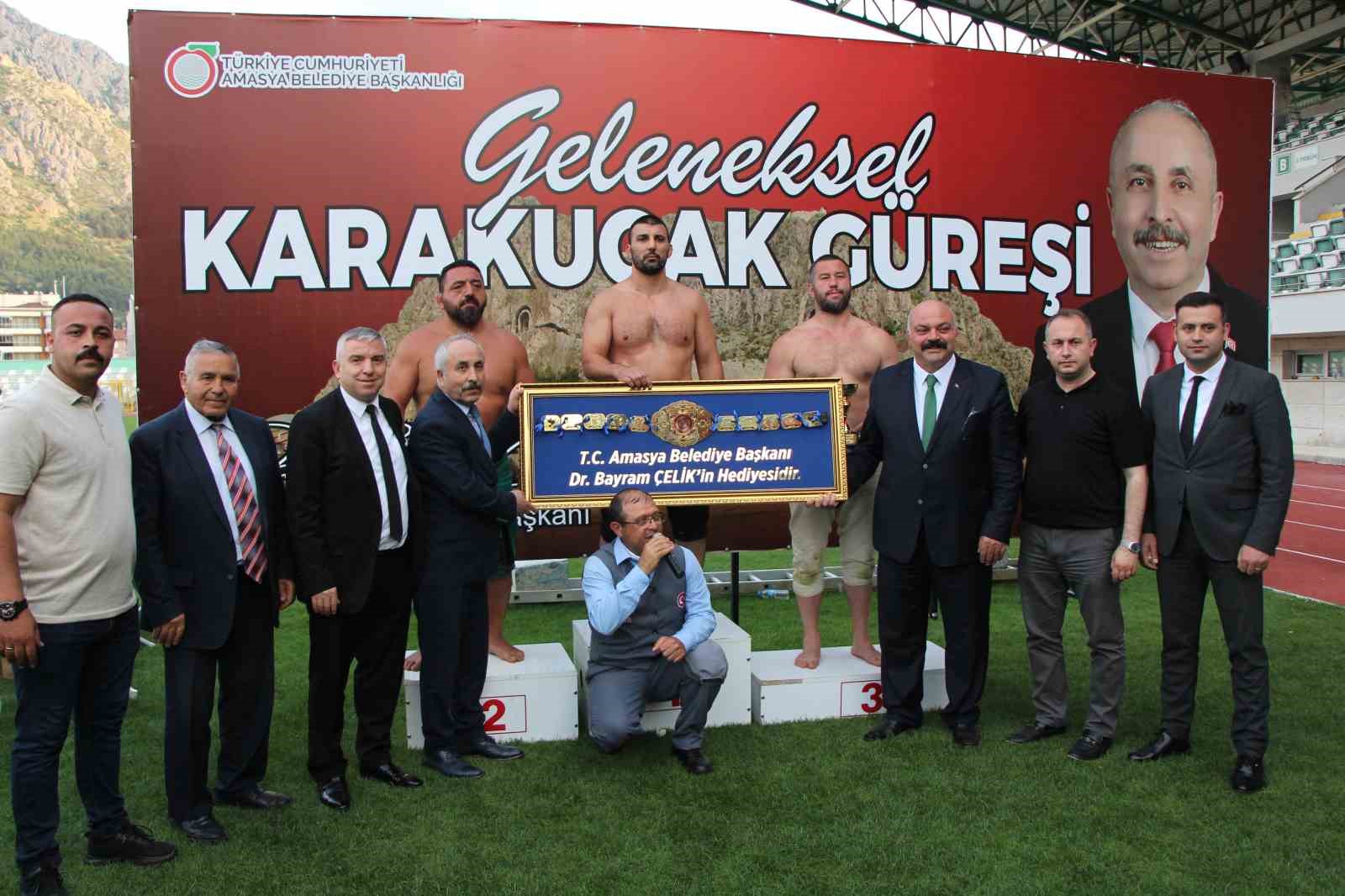 AMASYA'DA DÜZENLENEN KARAKUCAK GÜREŞLERİNDE BAŞPEHLİVANLIĞI RIZA YILDIRIM KAZANDI. ÇEKİŞMELİ GEÇEN