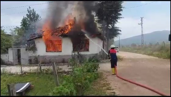 AMASYA'NIN GÜMÜŞHACIKÖY İLÇESİNDE YALNIZ YAŞAYAN 63 YAŞINDAKİ KADINA AİT EV