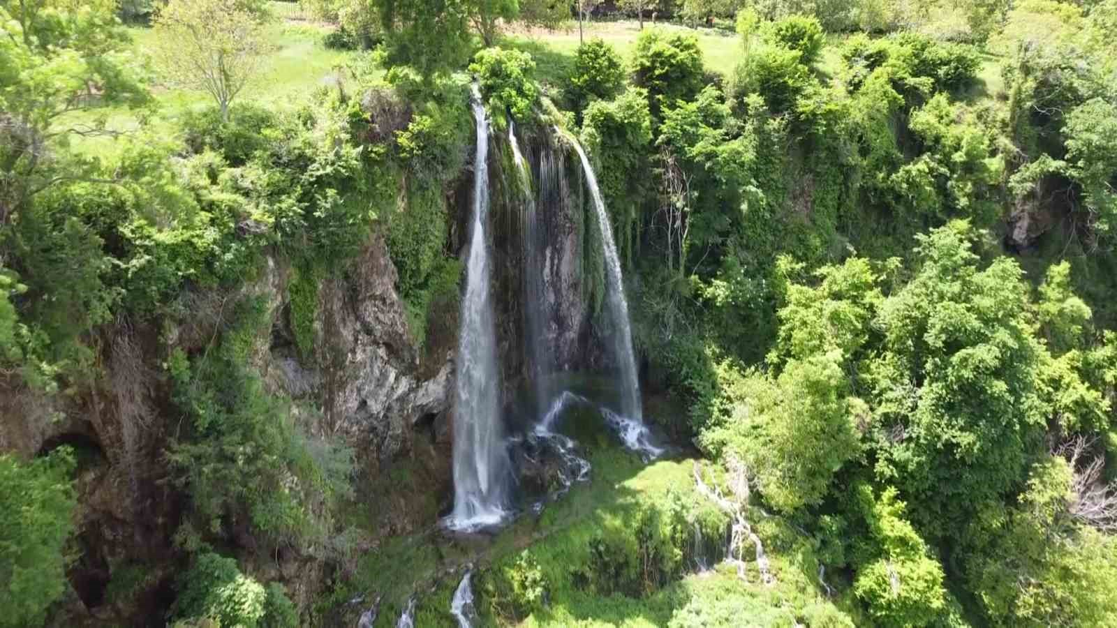 AMASYA’NIN TAŞOVA İLÇESİNDE ORMANLARLA KAPLI VADİDE 35 METRE YÜKSEKLİKTEN AKAN