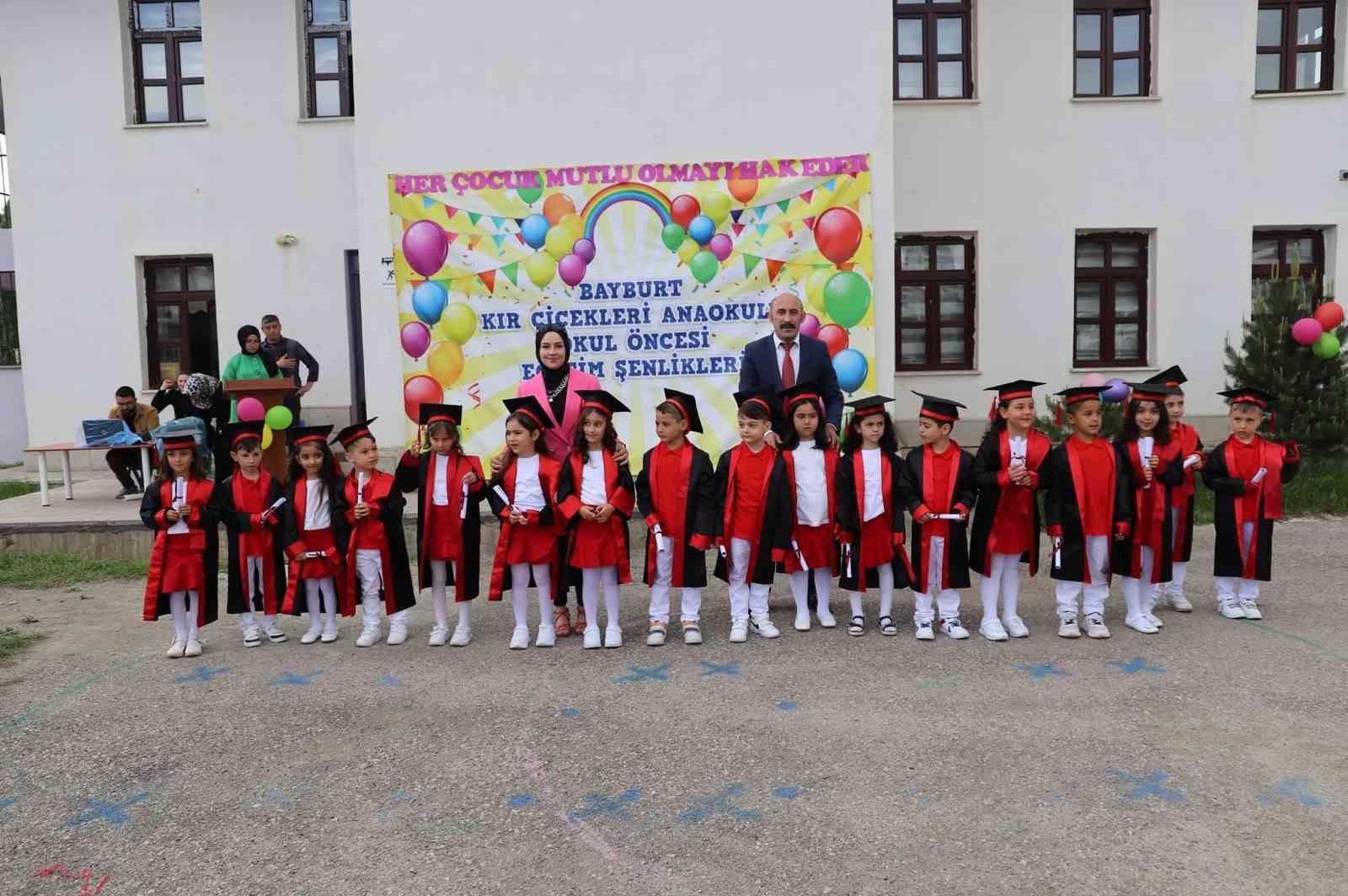 ANAOKULU ÖĞRENCİLERİNDEN YILSONU GÖSTERİSİ