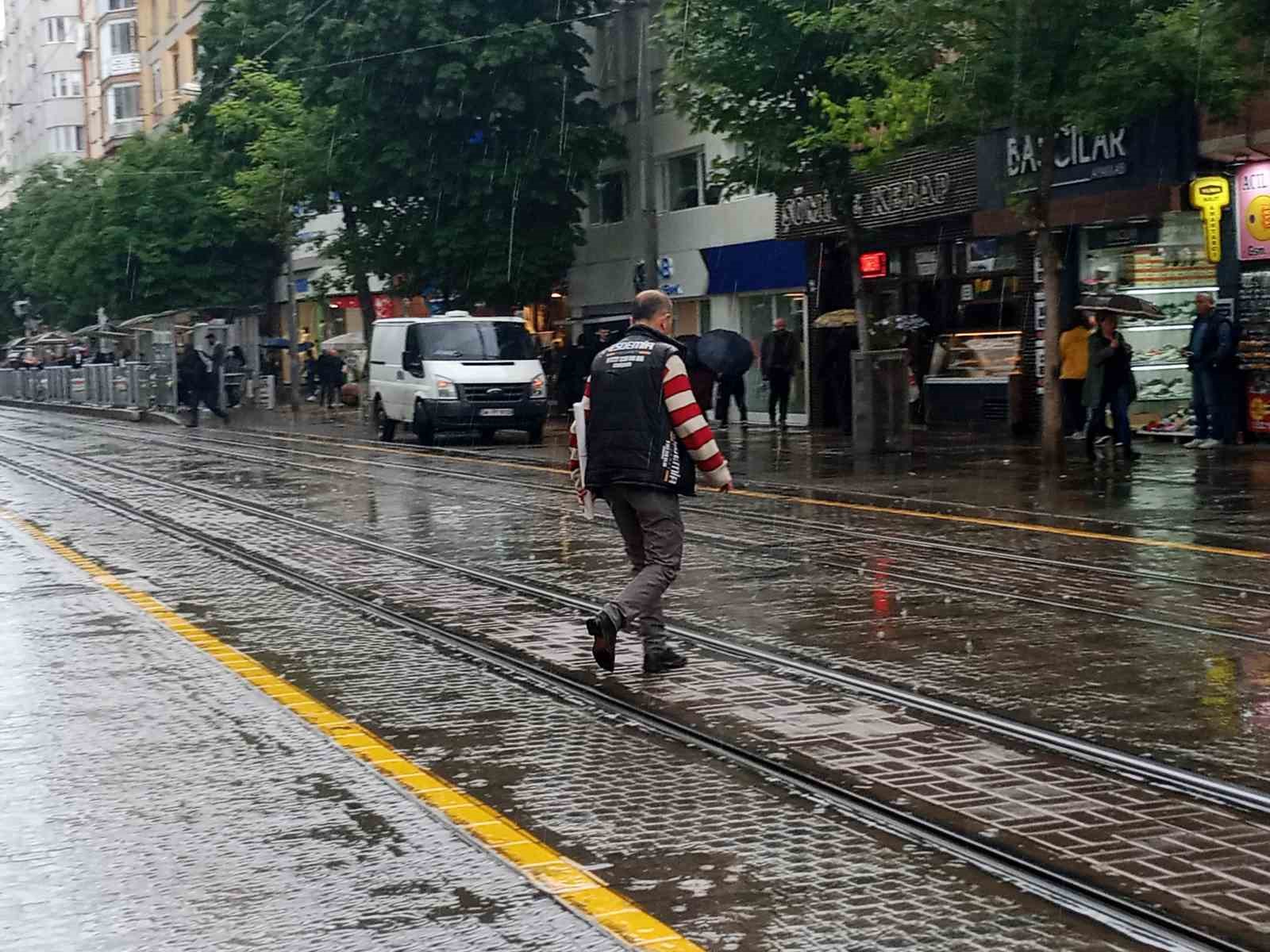 SAĞANAK YAĞMURA HAZIRLIKSIZ YAKALANAN BİR VATANDAŞ