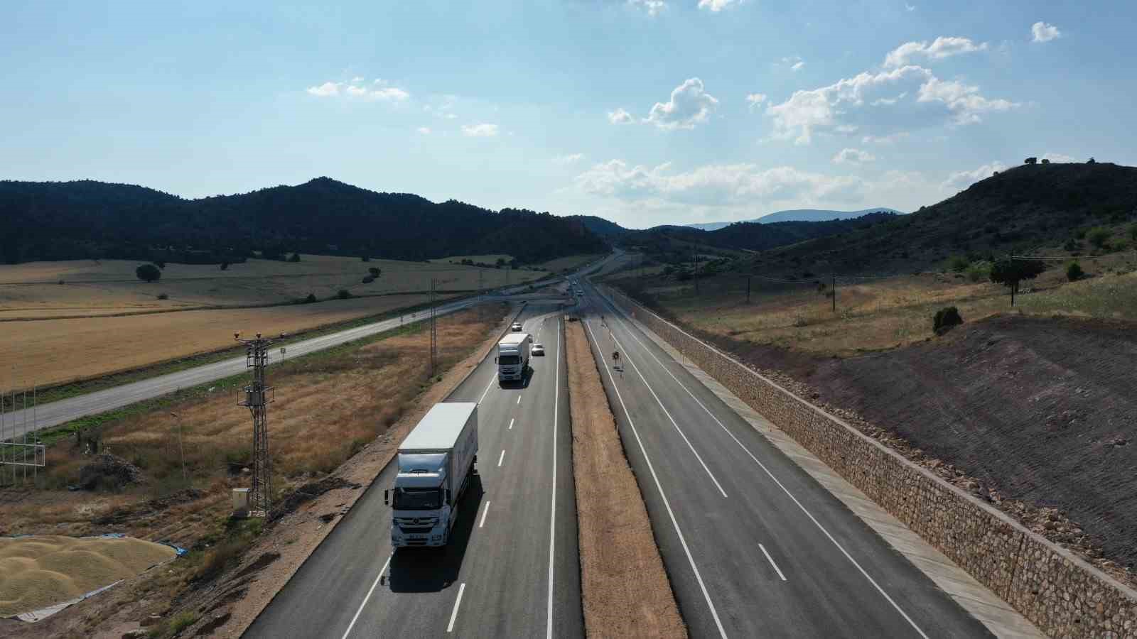 ANKARA VE NALLIHAN’I BİRBİRİNE BAĞLAYAN D-140 KARAYOLU'NDA YAPIMI DEVAM EDEN