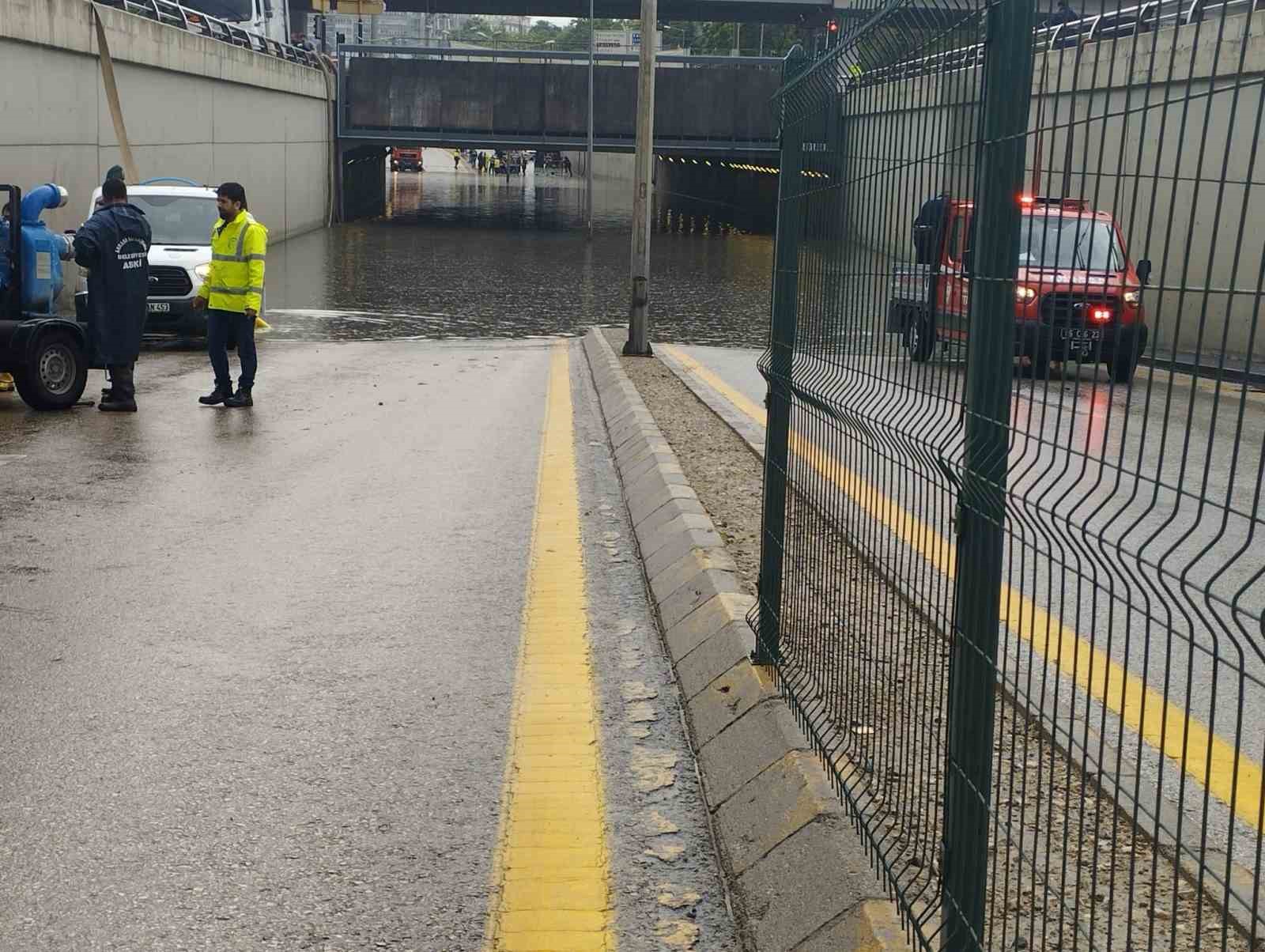 ANKARA'DA ÖĞLE SONRASI BAŞLAYAN ŞİDDETLİ YAĞIŞIN ARDINDAN ALT GEÇİTLERİ SU