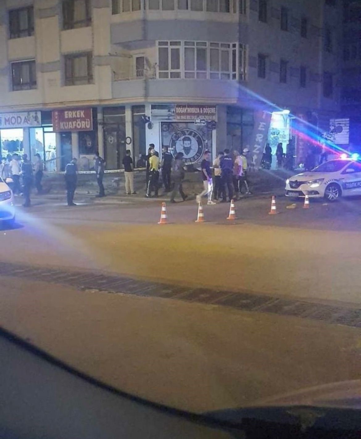 ANKARA’NIN ETİMESGUT İLÇESİNDE BERBER İLE VATANDAŞ ARASINDAKİ TARTIŞMA BÜYÜDÜ. BERBER