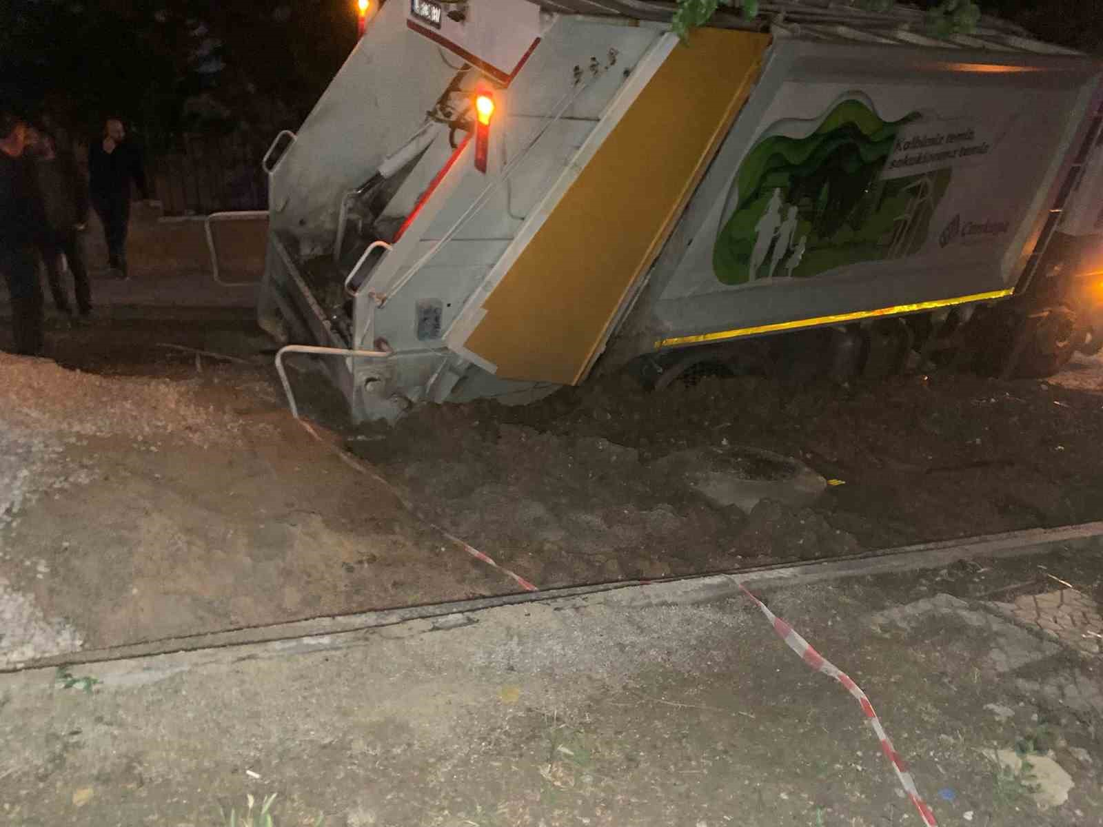 BAŞKENTTE BİR ÇÖP KAMYONU BOZUK YOLDA ÇAMURA SAPLANDI, BİR İŞÇİ
