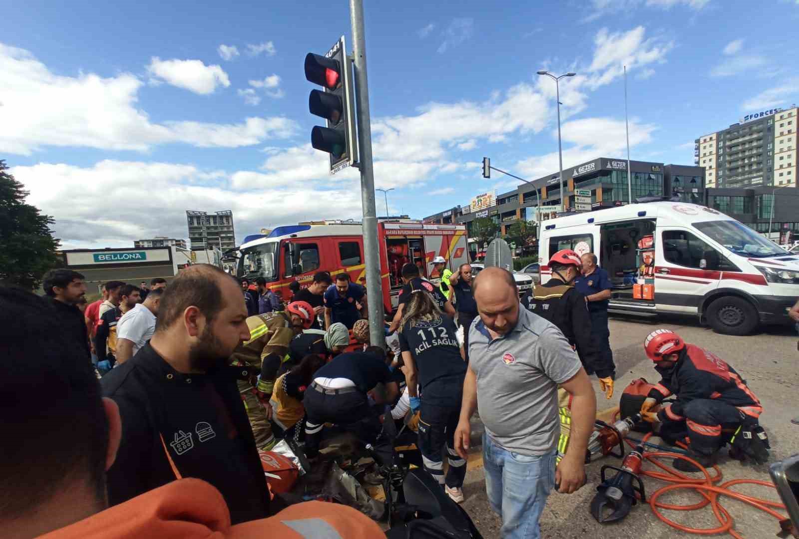 ANKARA’DA MOTOKURYE İLE İKİ OTOMOBİLİN ÇARPIŞTIĞI KAZADA 1'İ AĞIR 3