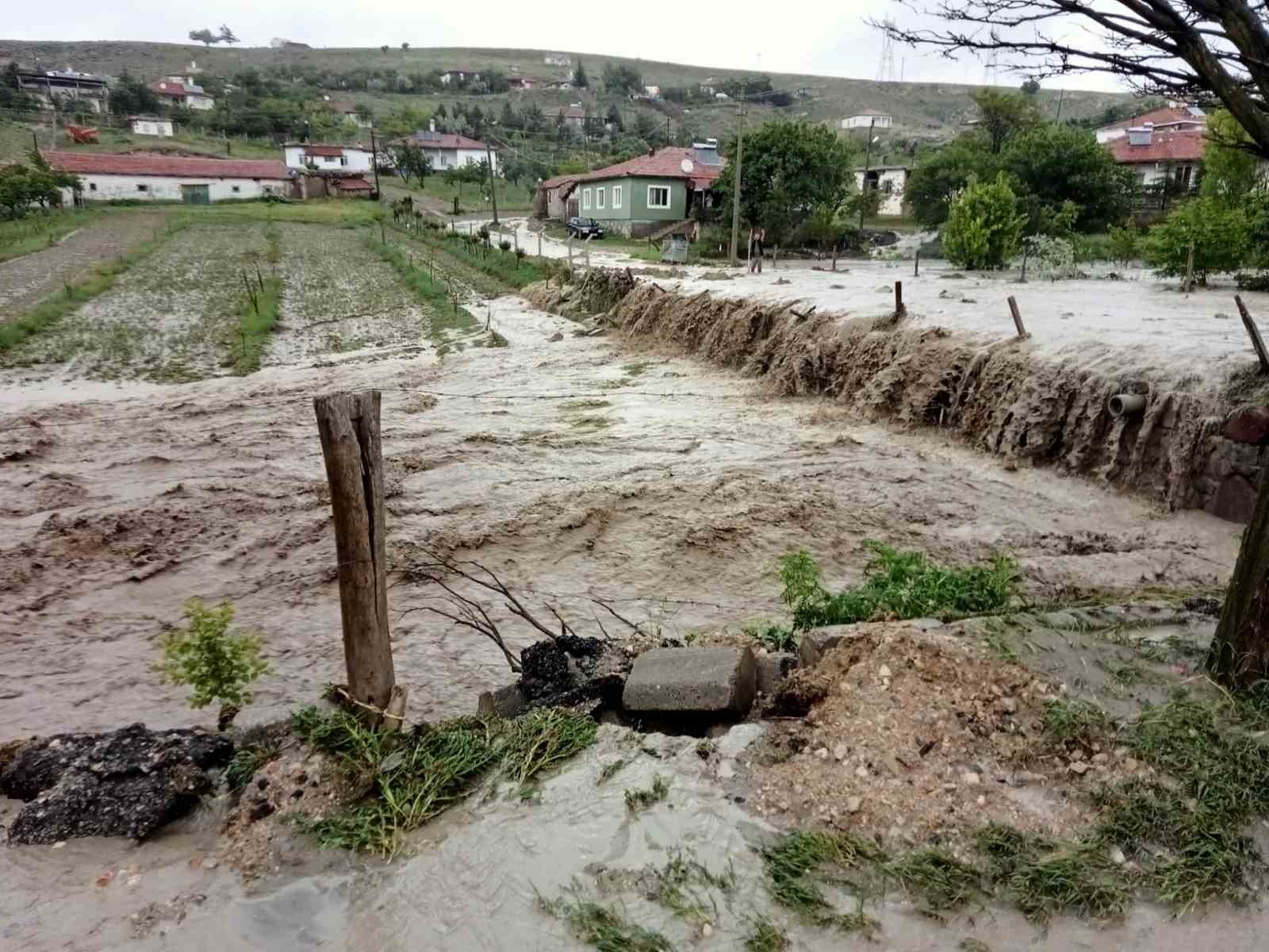 SU BASKINLARI GÖLBAŞI İLÇESİNDE HAYATI DURMA NOKTASINA GETİRDİ