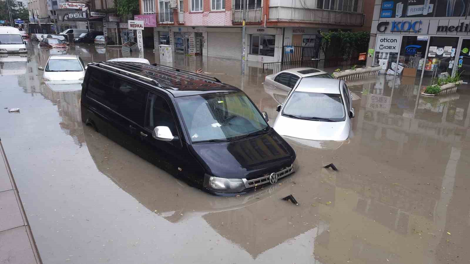 ANKARA’DAKİ KUVVETLİ YAĞIŞTA ARAÇLAR SUYA GÖMÜLDÜ