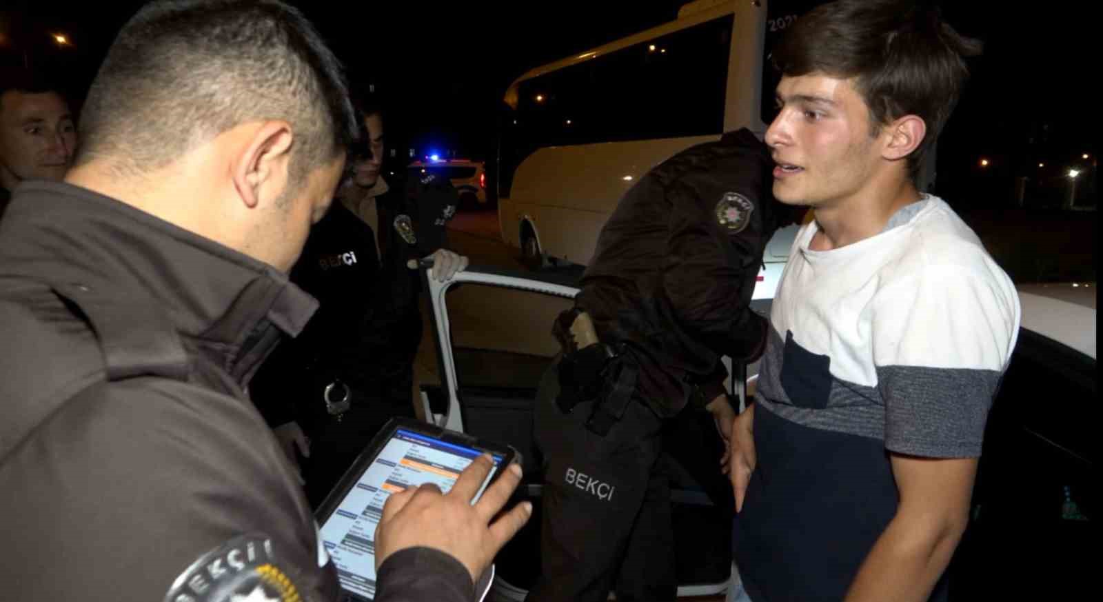 AKSARAY’DA POLİSİN YAPTIĞI UYGULAMA NOKTASINA SÜRATLE GİREN OTOMOBİL POLİSİN ŞÜPHESİ