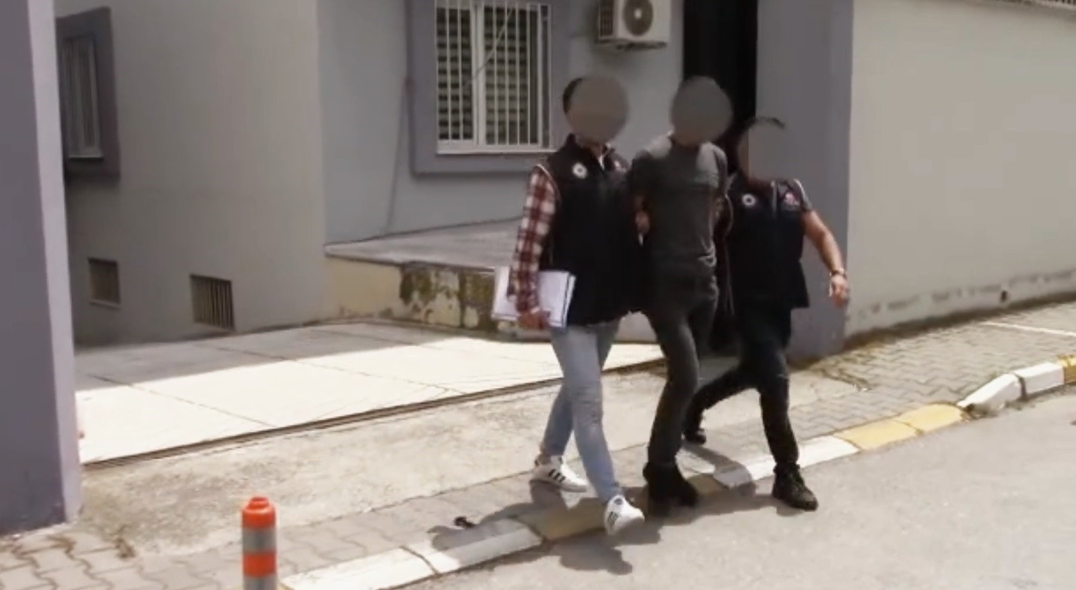 BALIKESİR'DE GERÇEKLEŞTİRİLEN TERÖR OPERASYONUNDA ANNE, BABA VE OĞLU GÖZALTINA ALINDI