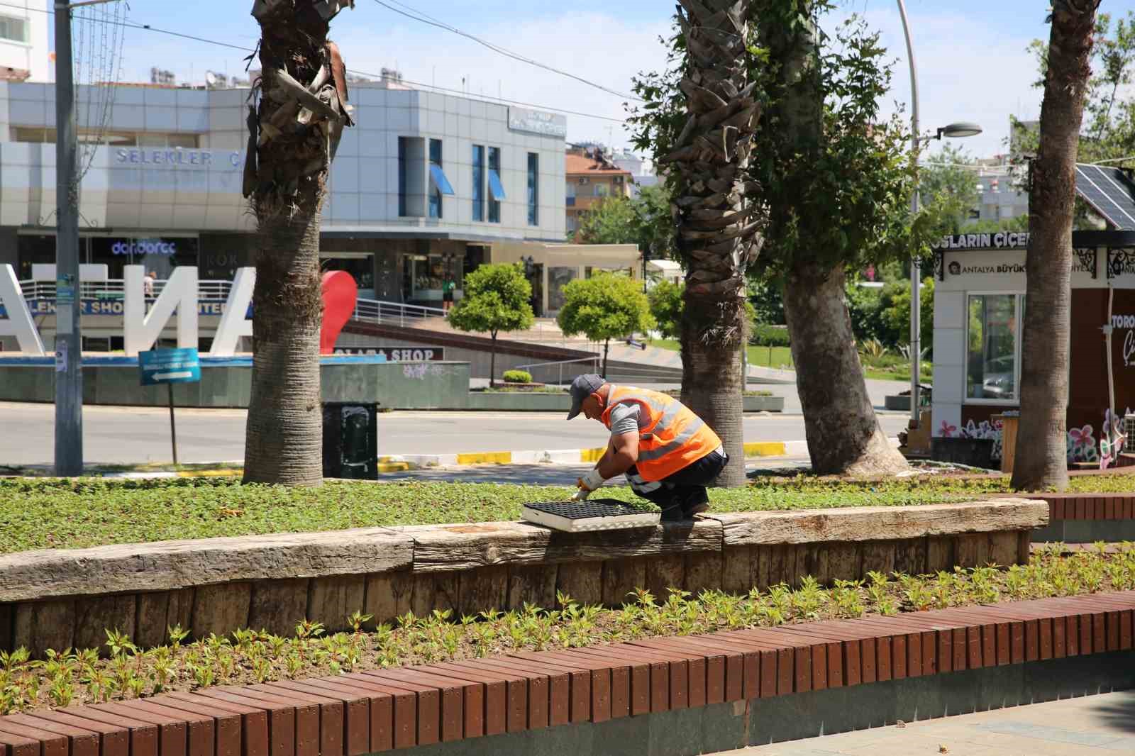 ANTALYA BÜYÜKŞEHİR BELEDİYESİ, YAZ AYLARININ GELMESİYLE BİRLİKTE CADDE, REFÜJ VE