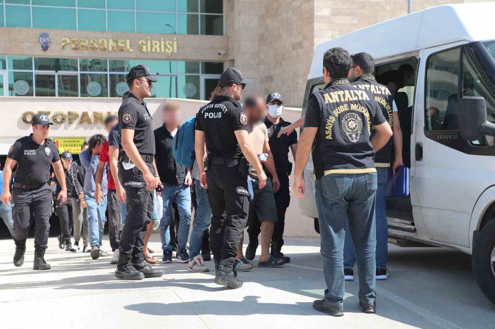 ANTALYA’DA 62 ARANAN ŞAHIS YAKALANDI