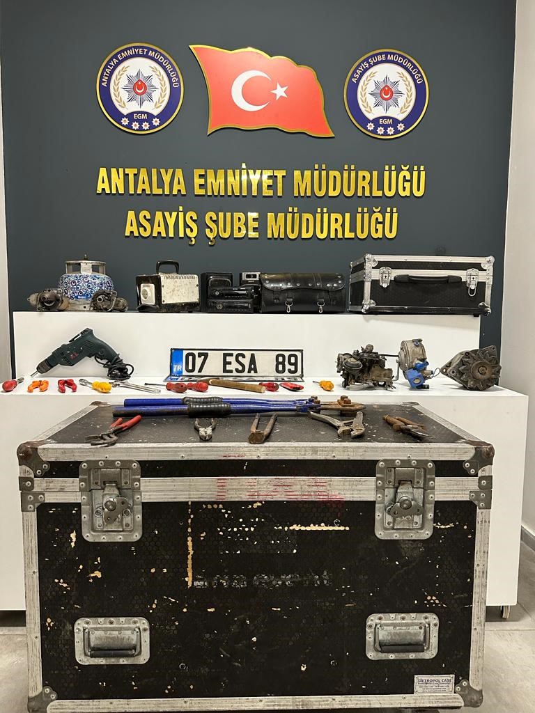 ANTALYA’DA OTOMOBİLLERİN PLAKALARI VE PARÇALARINI ÇALAN 2 ŞÜPHELİ, POLİS EKİPLERİNCE