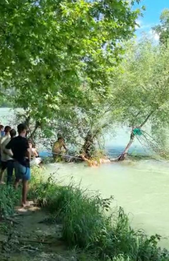 ANTALYA’NIN SERİK İLÇESİNDE SERİNLEMEK İÇİN IRMAĞA GİREN GENÇ,  AZ