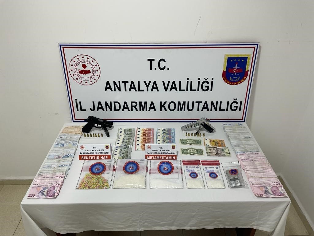 OPERASYONLARDA 42 GRAM ESRAR, 37 ADET UYUŞTURUCU HAP, BİN 723