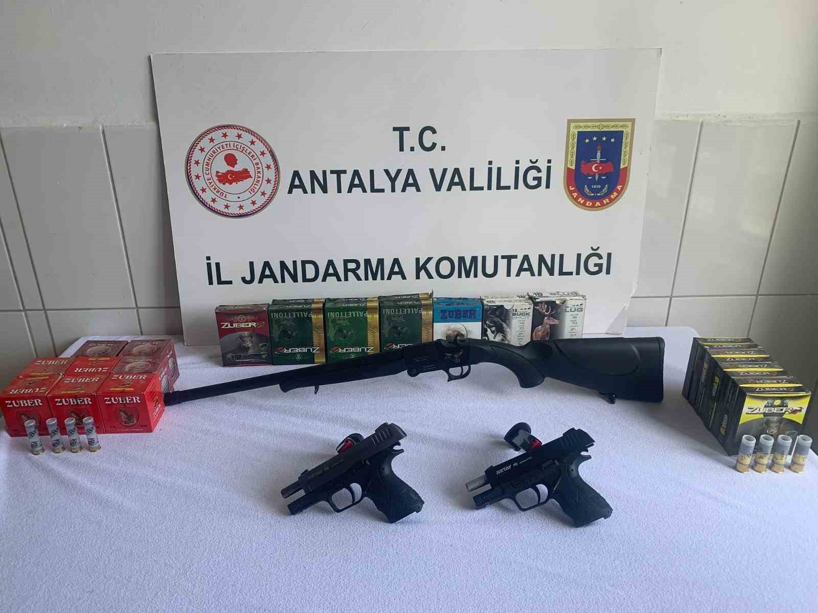 ANTALYA’DA  2 ADET TABANCA, 1 ADET RUHSATSIZ AV TÜFEĞİ