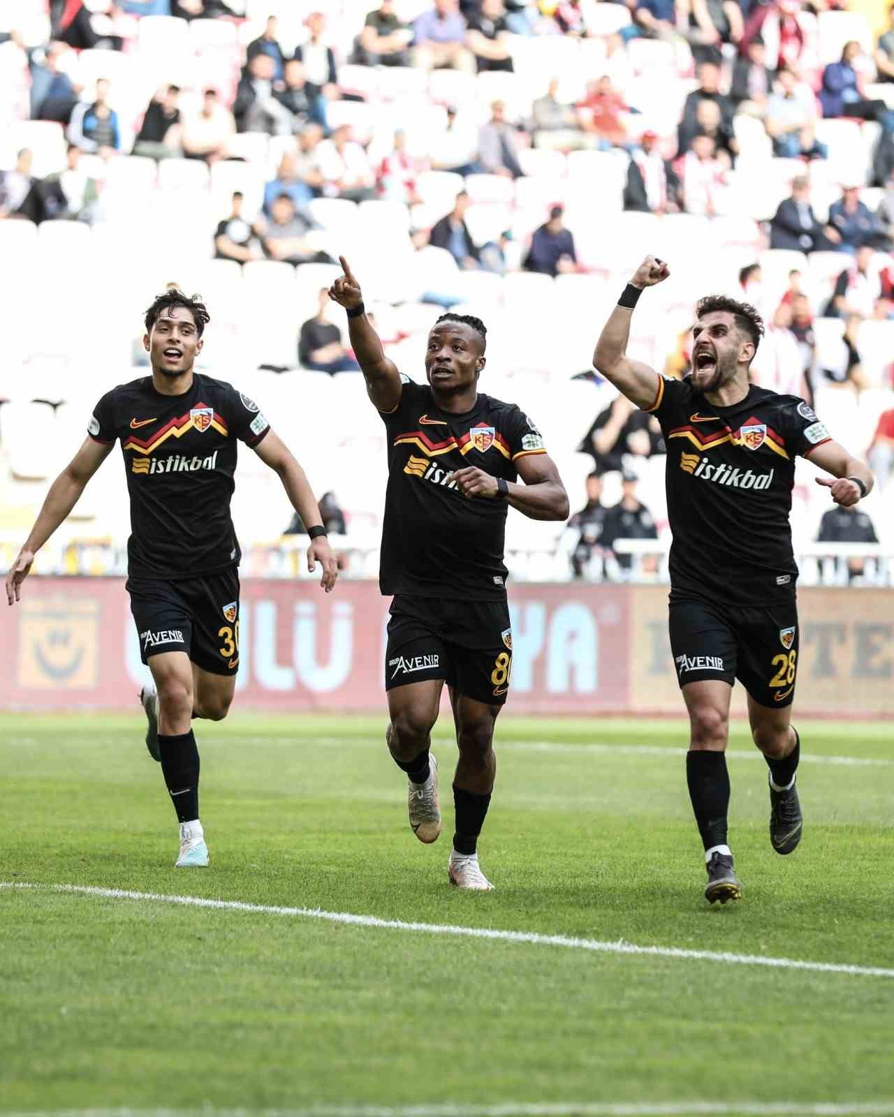 YUKATEL KAYSERİSPOR’UN NİJERYALI OYUNCUSU ANTHONY UZODİMMA, DEMİR GRUP SİVASSPOR KARŞISINDA