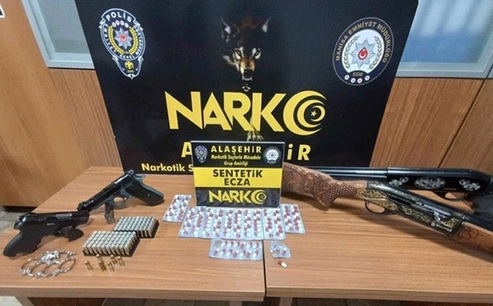 ARAMADA 99 ADET SENTETİK ECZA HAPI, 2 ADET TÜFEK, 1