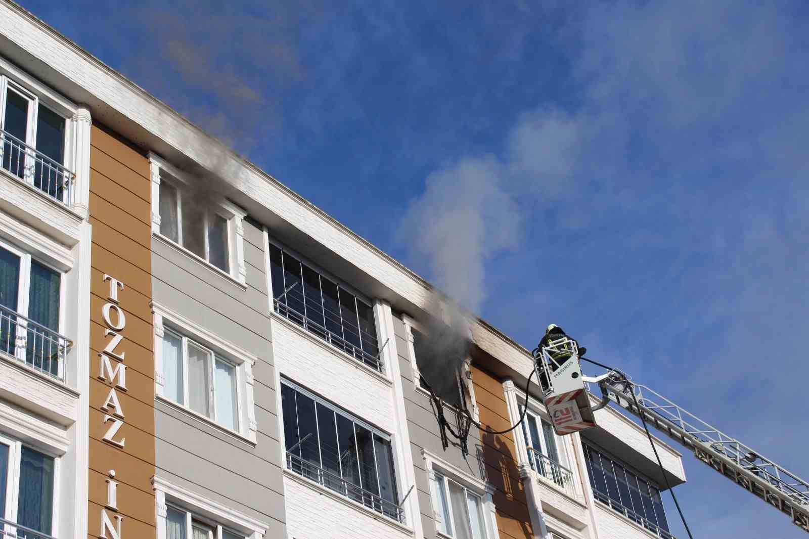 SAMSUN'UN ÇARŞAMBA İLÇESİNDE BİR APARTMANIN 4. KATINDA ÇIKAN YANGIN, İTFAİYE