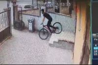 BURSA’DA BİR APARTMANDAN BİSİKLET ÇALAN HIRSIZ GÜVENLİK KAMERALARINA SANİYE SANİYE