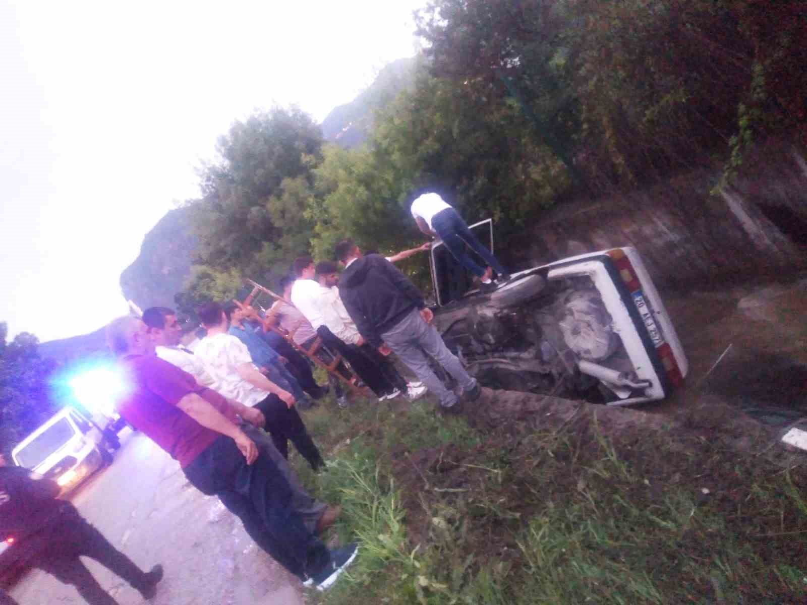 DENİZLİ’DE KONTROLDEN ÇIKAN OTOMOBİLİN KANALA DEVRİLDİĞİ KAZADA, SÜRÜCÜ İTFAİYE TARAFINDAN