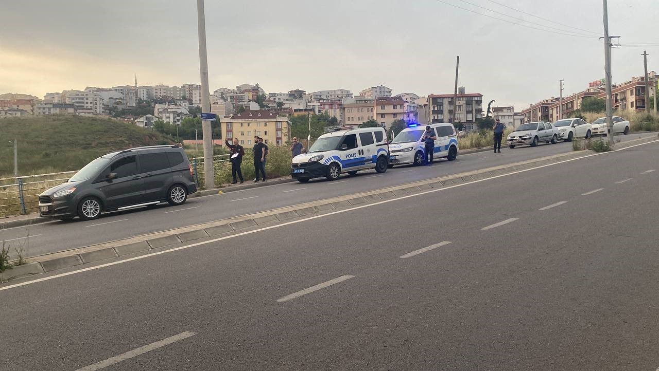KOCAELİ'NİN GEBZE İLÇESİNDE SEYİR HALİNDE OLAN SÜRÜCÜNÜN ARACINA BİR KİŞİNİN