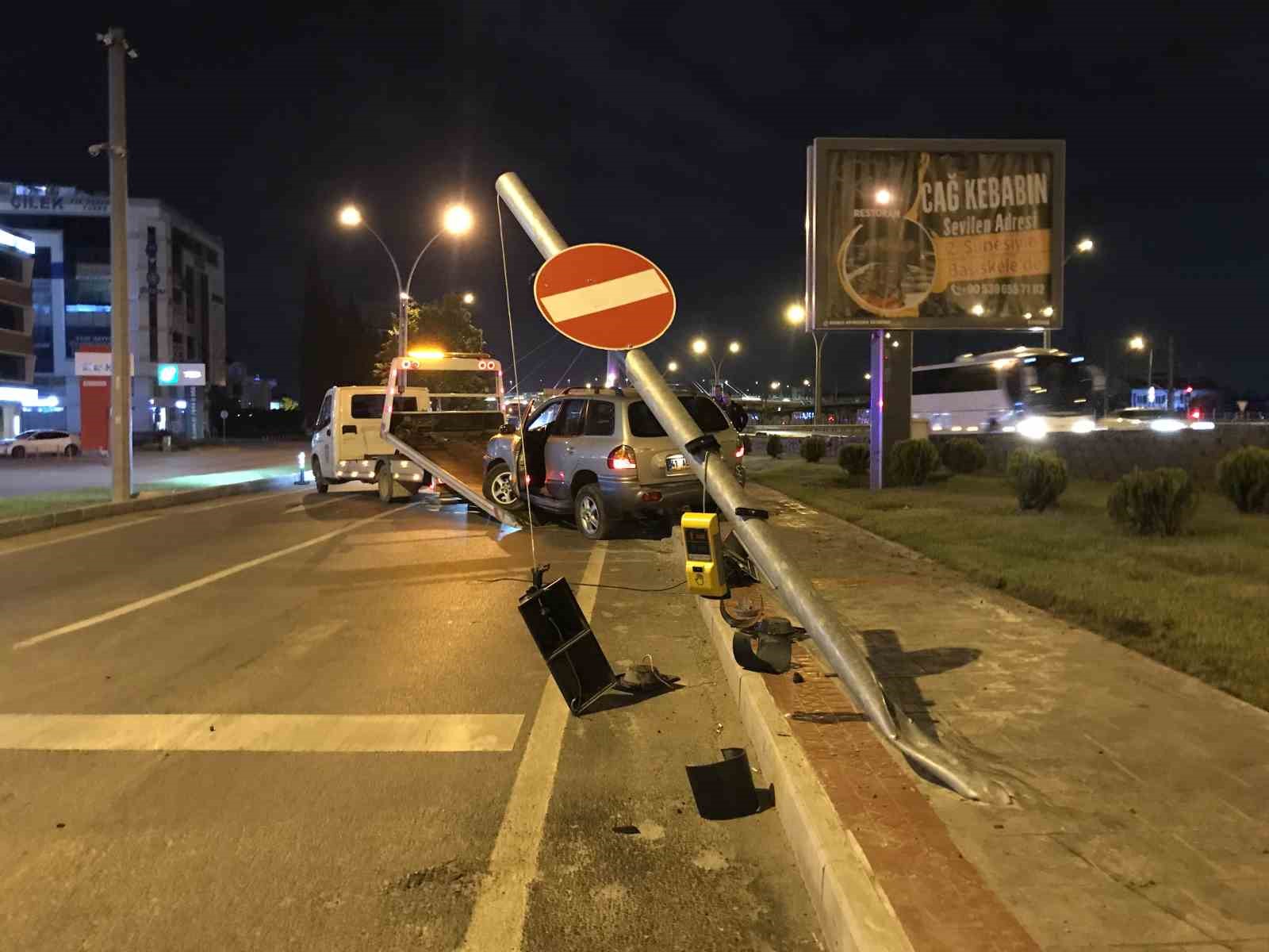KOCAELİ’DE OTOMOBİLİYLE SİNYALİZASYON DİREĞİNE ÇARPIP DEVİREN SÜRÜCÜ, KOŞARAK BÖLGEDEN UZAKLAŞTI.