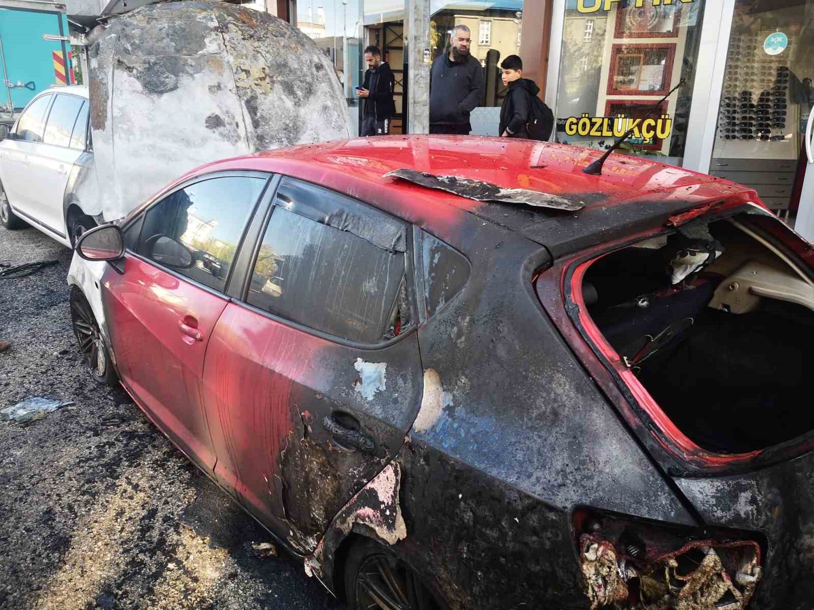 ERZURUM’DA GECE YARISI ÇIKAN ARAÇ YAKINI KORKUTTU, ARAÇLARDAN BİRİSİ KÜL