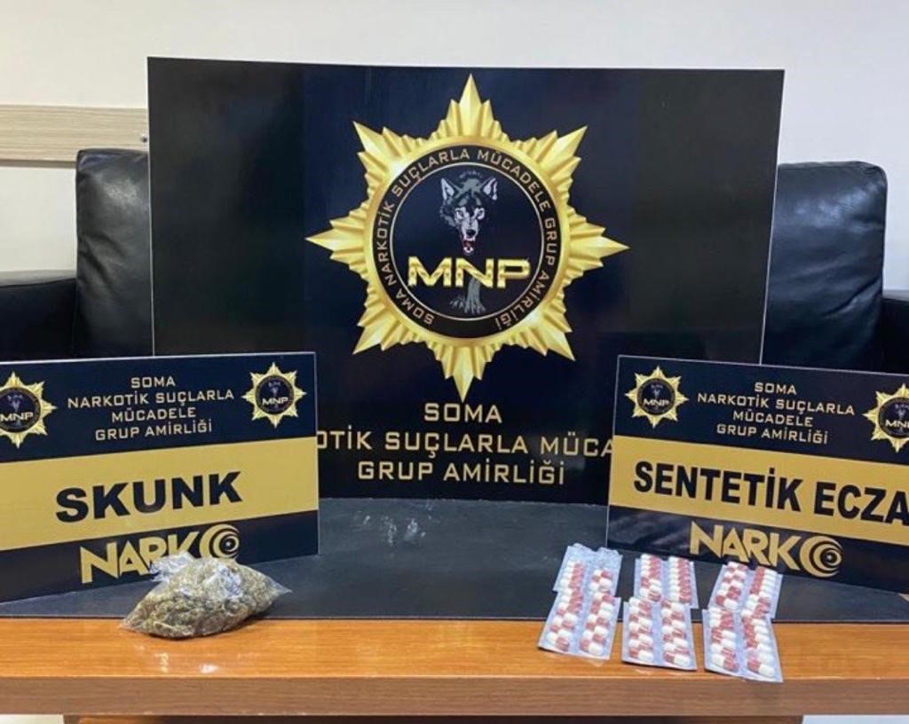 SOMA'DA DURDURULAN BİR ARAÇTA YAPILAN ARAMADA 24 GRAM SKUNK MADDESİ,