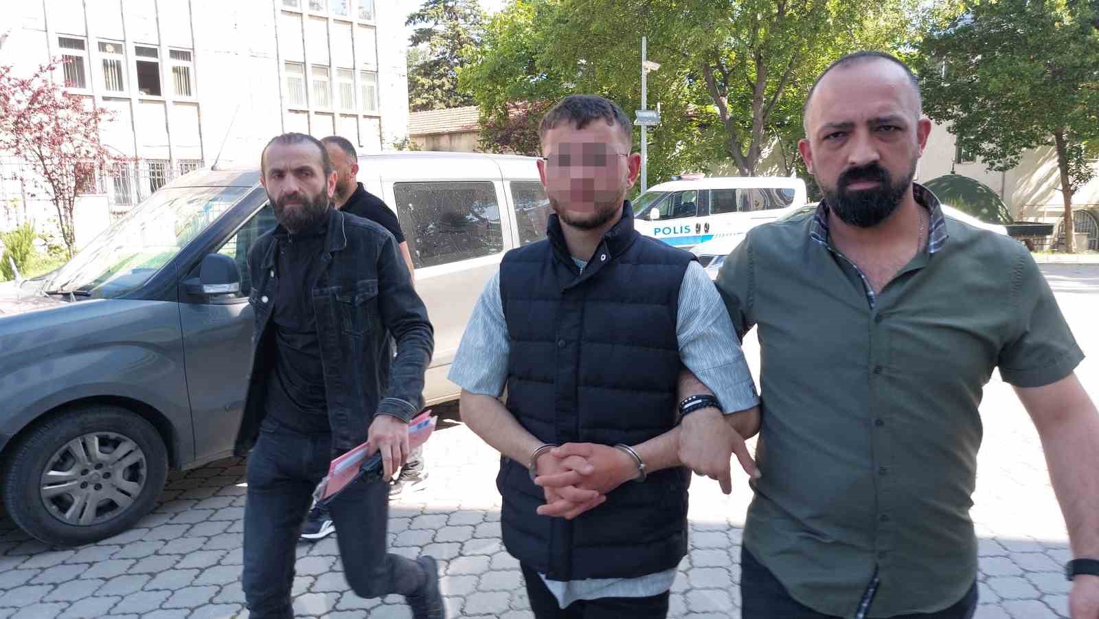 ARDAHAN'DA KARDEŞİNİ BIÇAKLA YARALAYIP SAMSUN'A KAÇAN  MUHAMMED A. POLİS