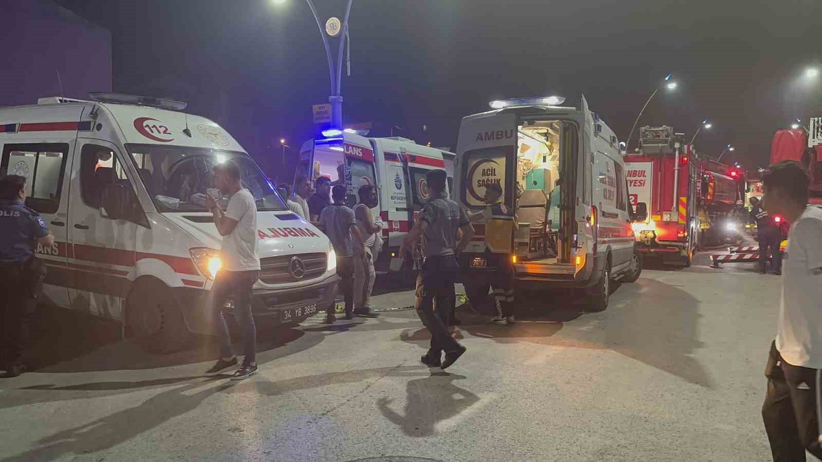 ARNAVUTKÖY’DE 5 KATLI BİR BİNANIN ÇATI KATINDA YANGIN ÇIKTI. DUMANDAN