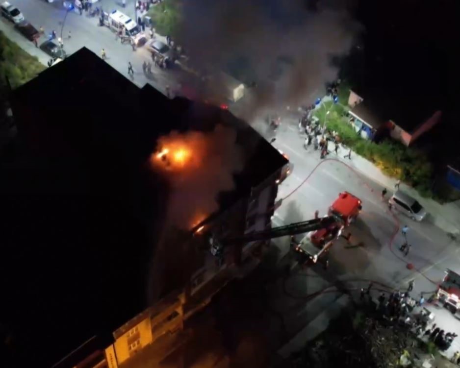 ARNAVUTKÖY’DE 5 KATLI BİR BİNANIN ÇATI KATINDA YANGIN ÇIKTI. DUMANDAN