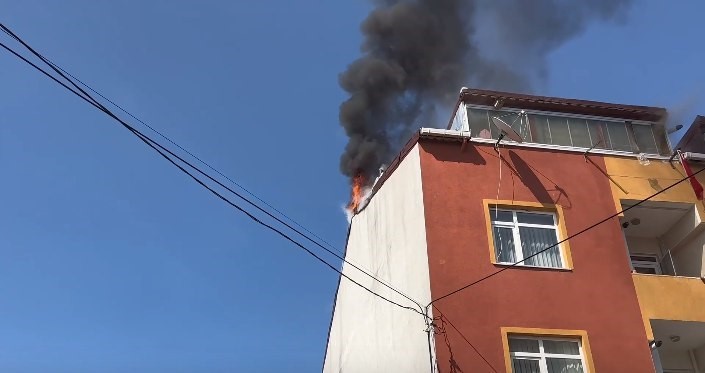 ARNAVUTKÖY’DE BİR BİNANIN ÇATISINDA ÇIKAN YANGINDA DAİREDE MAHSUR KALAN BİR