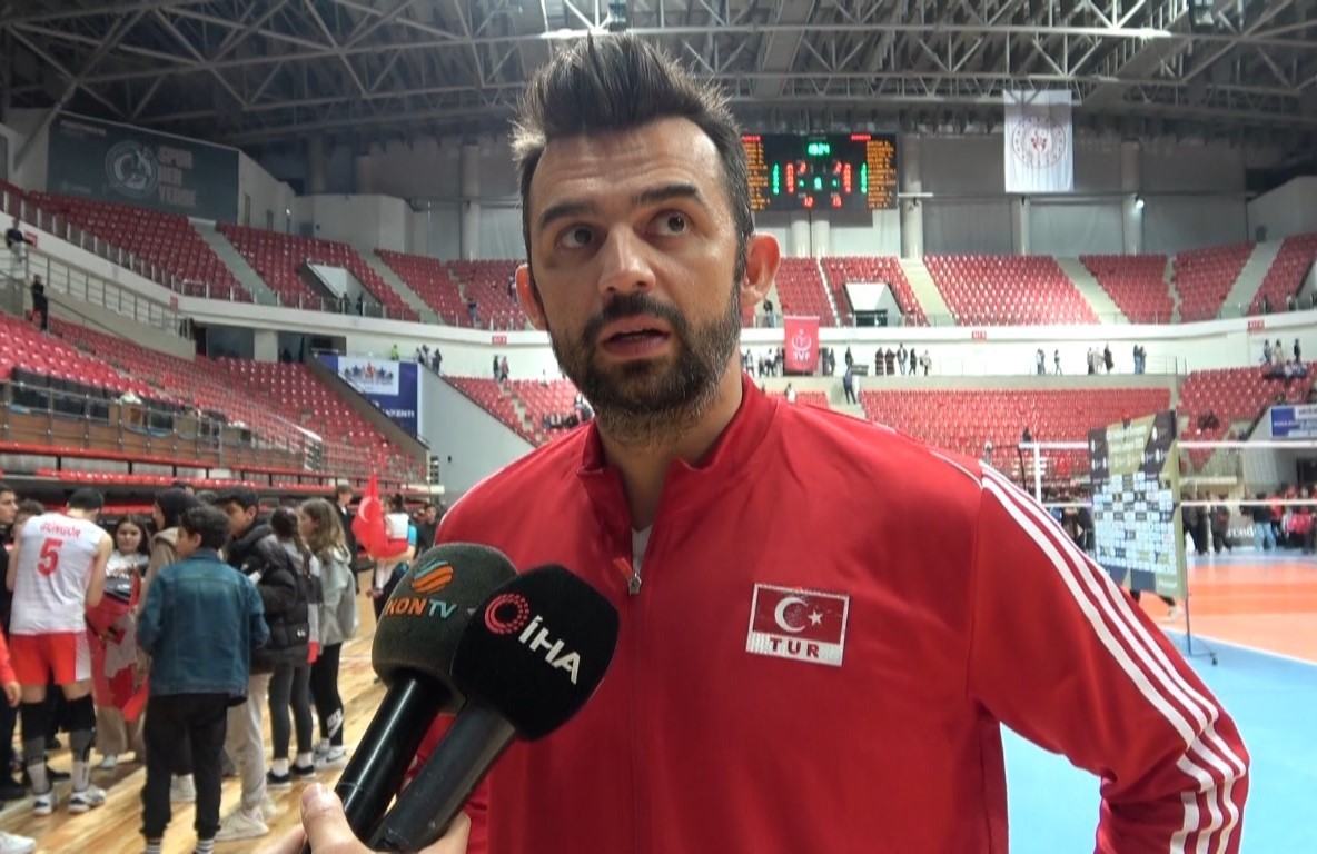 A MİLLİ ERKEK VOLEYBOL TAKIM KAPTANI ARSLAN EKŞİ, ROMANYA’YA KARŞI