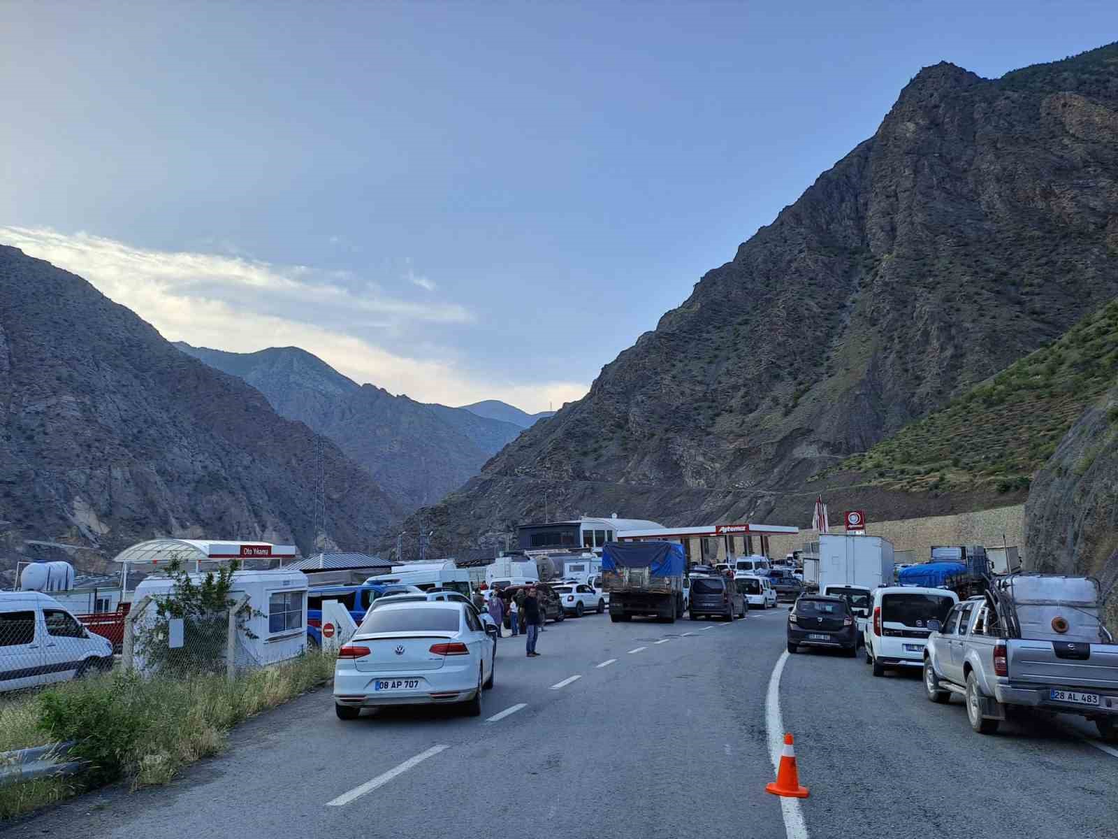 ARTVİN'İN YUSUFELİ İLÇESİNDEKİ ŞİDDETLİ YAĞIŞ NEDENİYLE HEYELAN MEYDANA GELDİ. HEYELAN