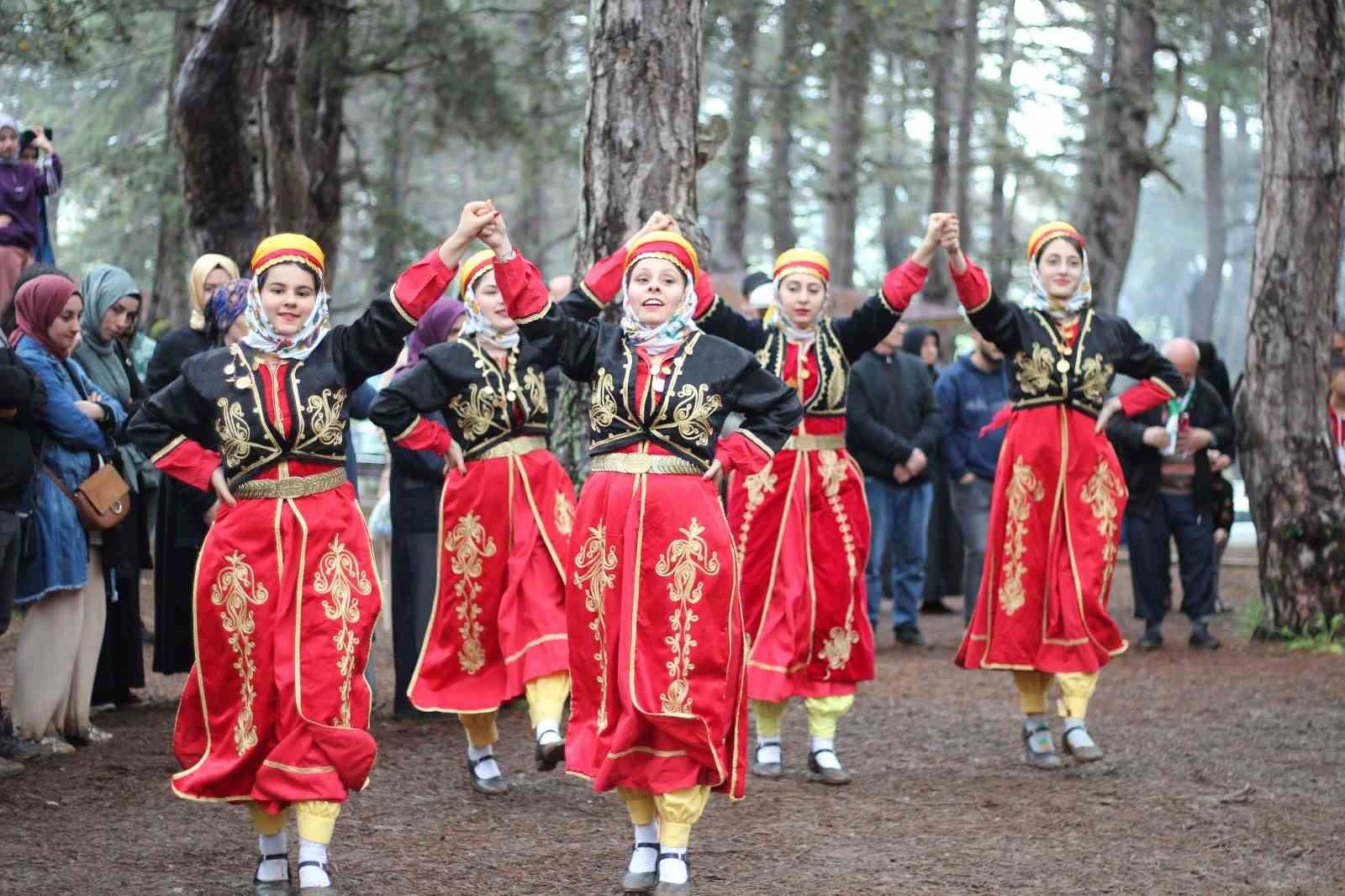 BİLECİK’İN PAZARYERİ İLÇESİNDE KÜÇÜKELMALI TABİAT PARKINDA DÜZENLENEN BÜYÜK MARMARA ARTVİNLİLER