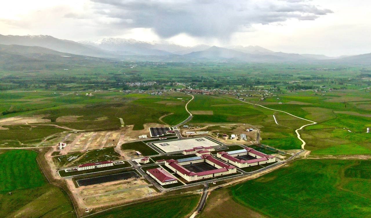 BAYBURT VALİSİ CÜNEYT EPCİM, ARPALI BELDESİNDE İNŞA EDİLEN ASKERİ KIŞLANIN