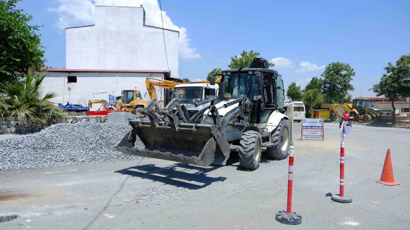 ASKİ EKİPLERİ ÇALIŞMALARINI SÜRDÜRÜYOR