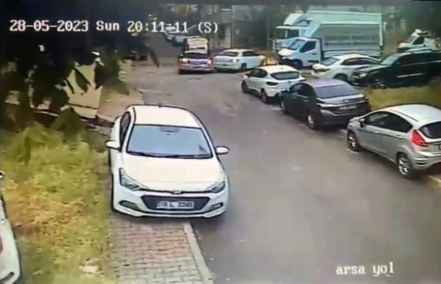 KAZA ANI GÜVENLİK KAMERASINA YANSIDI.