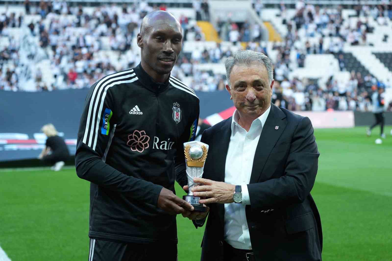 BEŞİKTAŞ’IN EMEKTAR FUTBOLCUSU ATİBA HUTCHİNSON, SEZONUN SON MÜSABAKASI ÖNCESİ SİYAH-BEYAZLI
