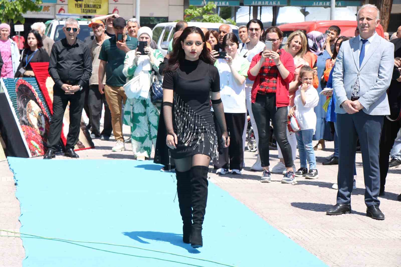 SAMSUN’DA DÜZENLENEN DÜNYA ÇEVRE GÜNÜ ETKİNLİĞİ KAPSAMINDA LİSE ÖĞRENCİLERİNİN ATIK