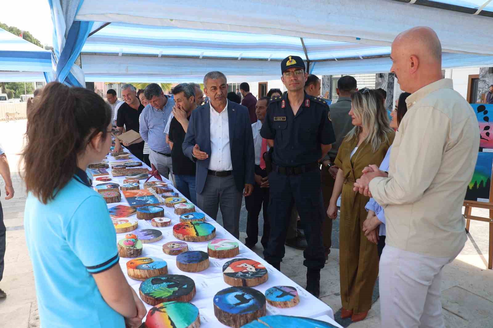 KOÇARLI MERSİNBELENİ ORTAOKULU ÖĞRENCİLERİ, ATIK MALZEMELERDEN YAPTIKLARI RESİM VE ÇEŞİTLİ