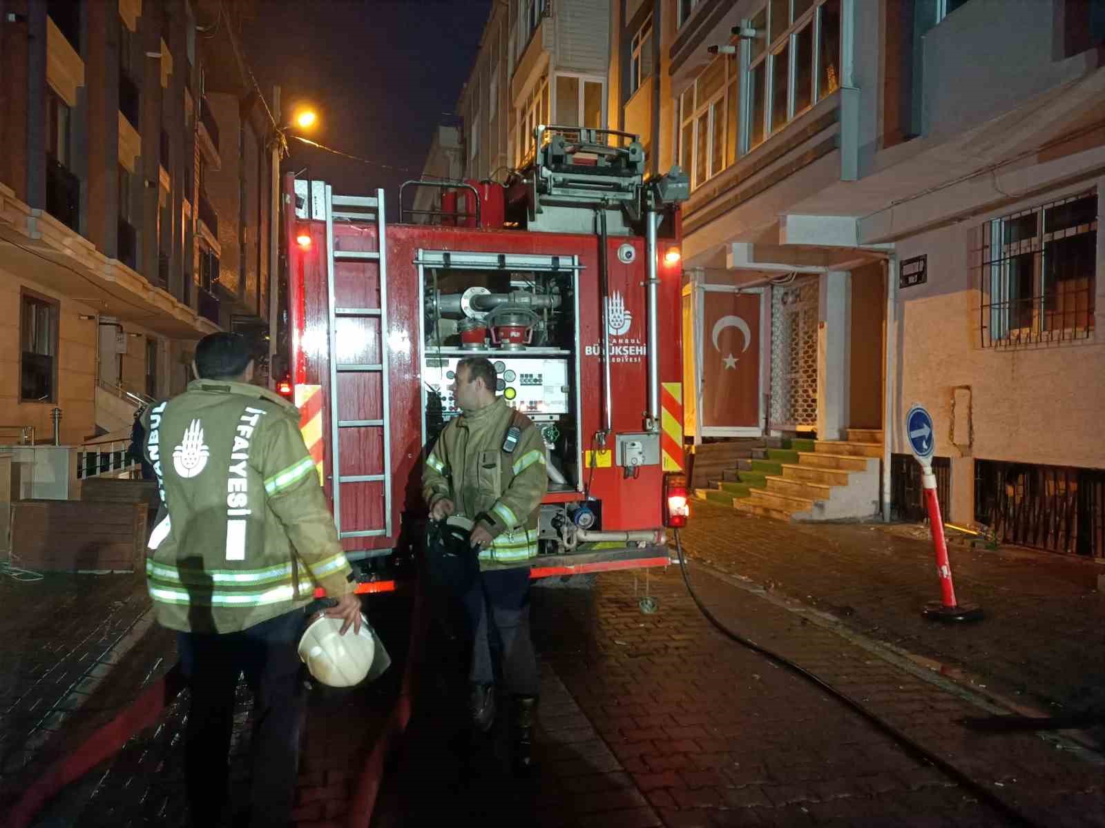 AVCILAR'DA 4 KATLI BİNANIN DÖRDÜNCÜ KATINDA ÇIKAN YANGINDA BİR VATANDAŞ