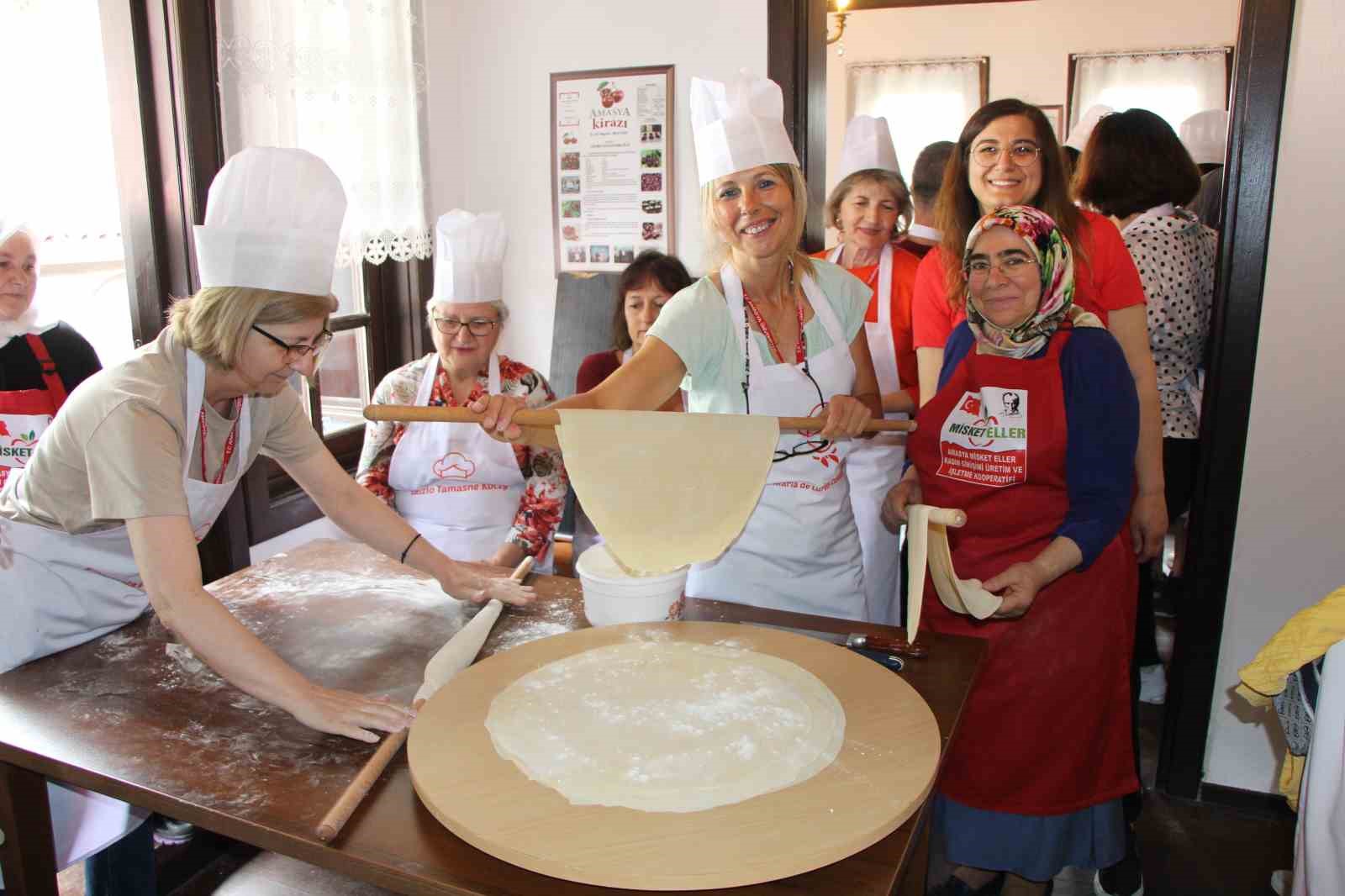 AVRUPA’DAN TÜRKİYE’YE GELEN BİR GRUP AKADEMİSYEN AMASYA’DA TÜRK MUTFAĞININ GELENEKSEL