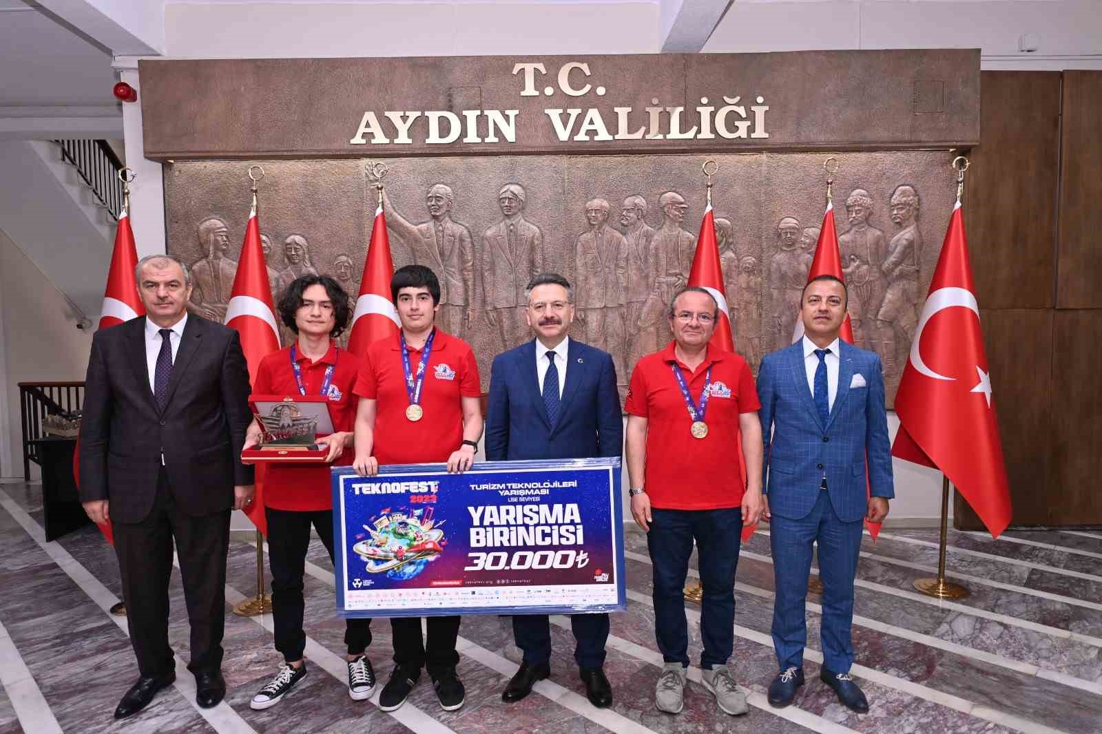 SON YILLARDA ÜST ÜSTÜNE BAŞARILI ÇALIŞMALARA İMZA ATAN AYDIN LİSESİ