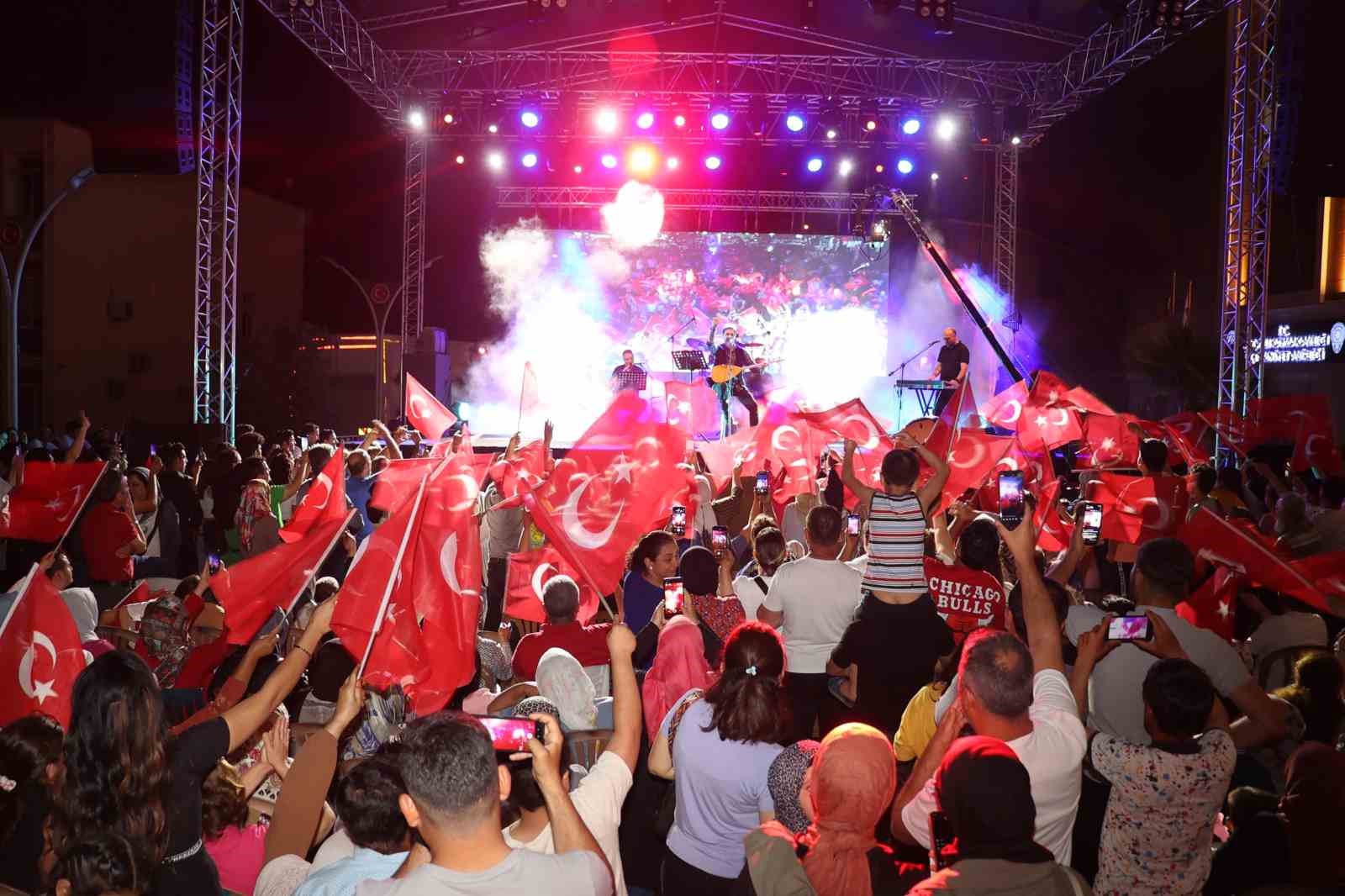 AYDIN’IN KOÇARLI İLÇESİNDE DÜZENLENEN YÜZYILIN KONSERİNDE UĞUR IŞILAK RÜZGÂRI ESTİ.