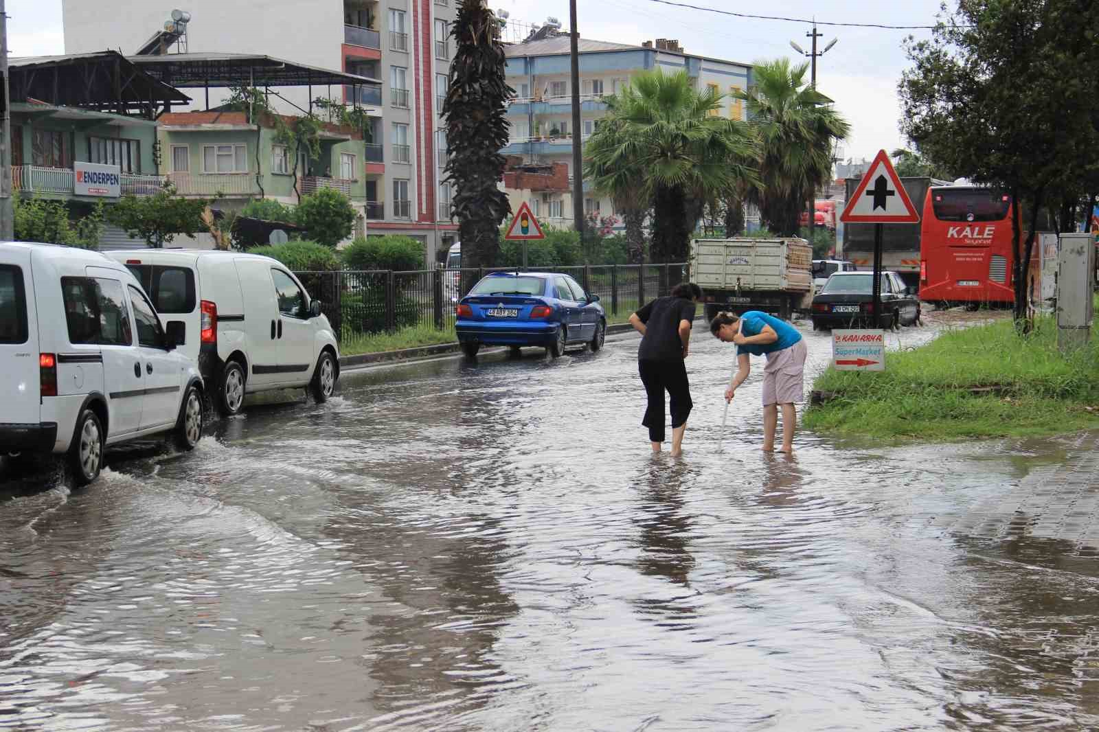 Aydın yağmura teslim oldu, şehir yaz ortasında kışı yaşadı AYDIN’DA ETKİLİ OLAN SAĞNAK YAĞIŞ VE FIRTINA HAYATI OLUMSUZ ETKİLEDİ.
