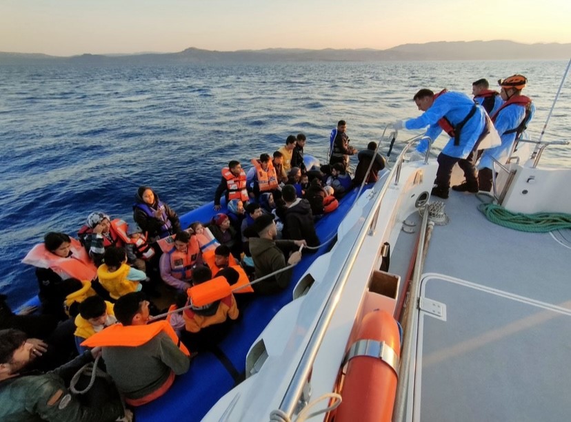 ÇANAKKALE’NİN AYVACIK İLÇESİ AÇIKLARINDA SAHİL GÜVENLİK KOMUTANLIĞI EKİPLERİ, HAREKET HALİNDEKİ
