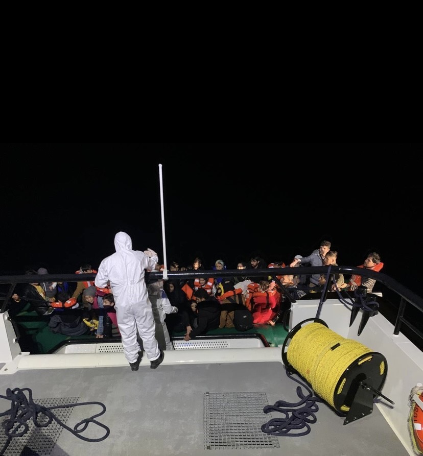 ÇANAKKALE’NİN AYVACIK İLÇESİ AÇIKLARINDA SAHİL GÜVENLİK KOMUTANLIĞI EKİPLERİ, HAREKET HALİNDEKİ
